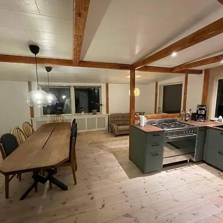 Byhus-lejlighed Med Sjael Og Privat Gardhave Lägenhet
